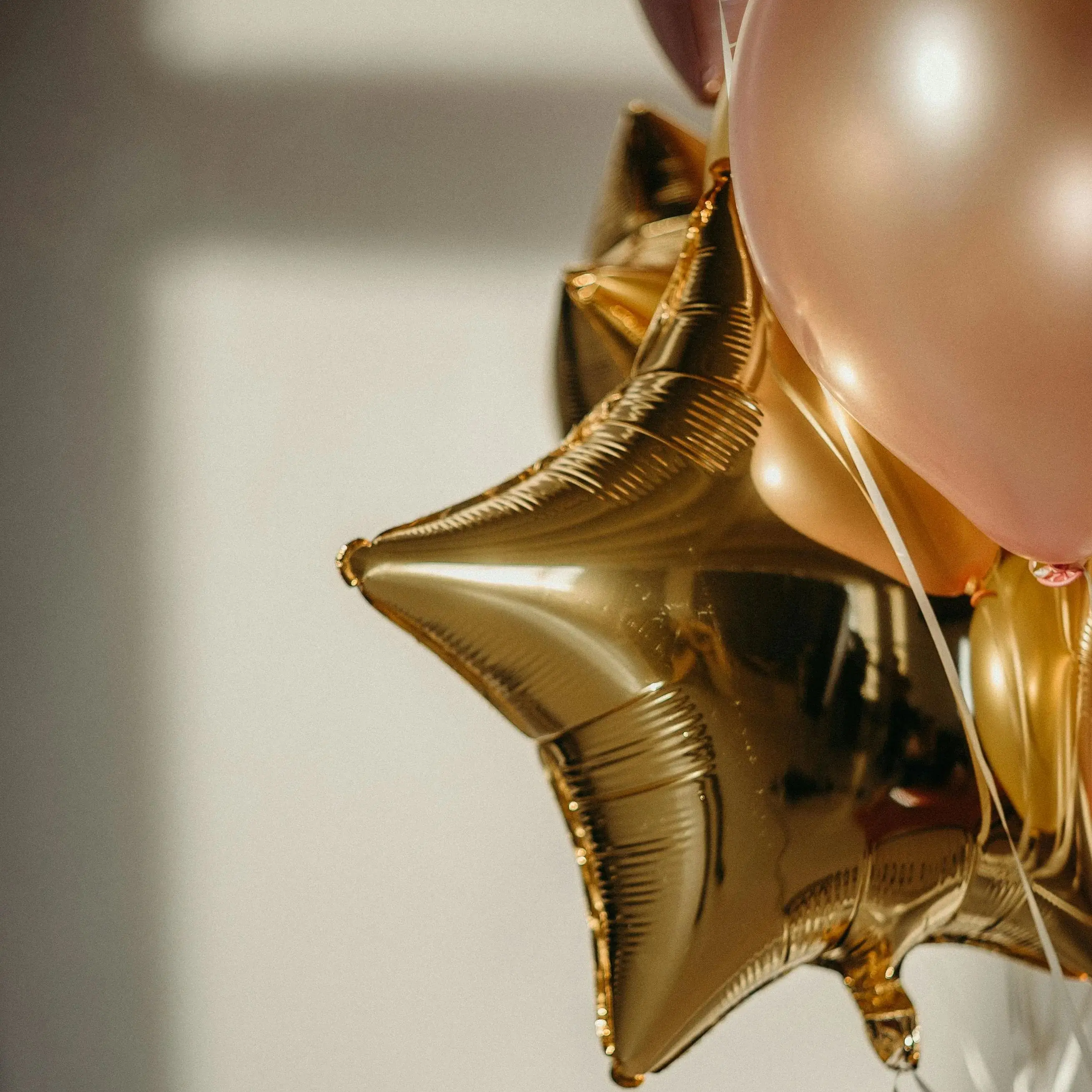 Magic Lights Gold Star Foil Balloons for Party Decorations 1